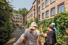 Blumenhof-01-drei-Damen